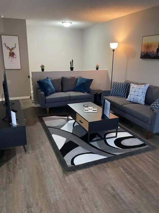 Wonderful 2-Bedroom Apartment Camrose Esterno foto