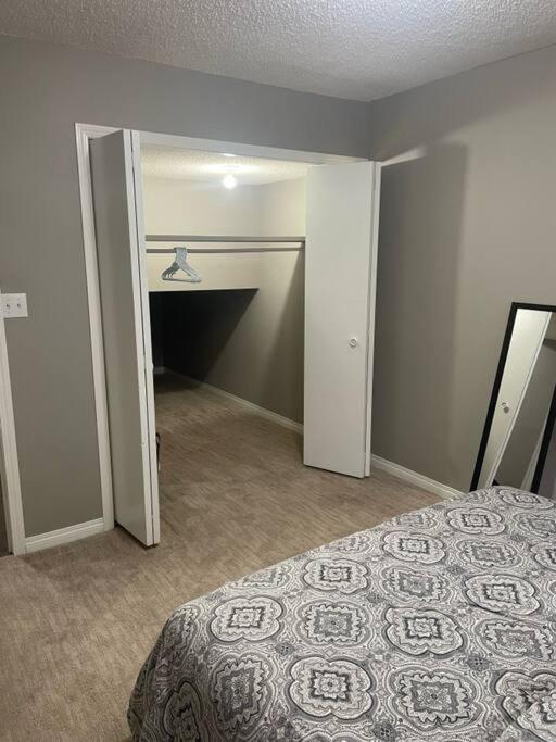 Wonderful 2-Bedroom Apartment Camrose Esterno foto