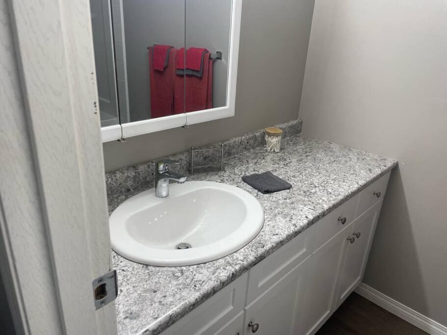 Wonderful 2-Bedroom Apartment Camrose Esterno foto