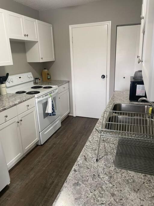 Wonderful 2-Bedroom Apartment Camrose Esterno foto